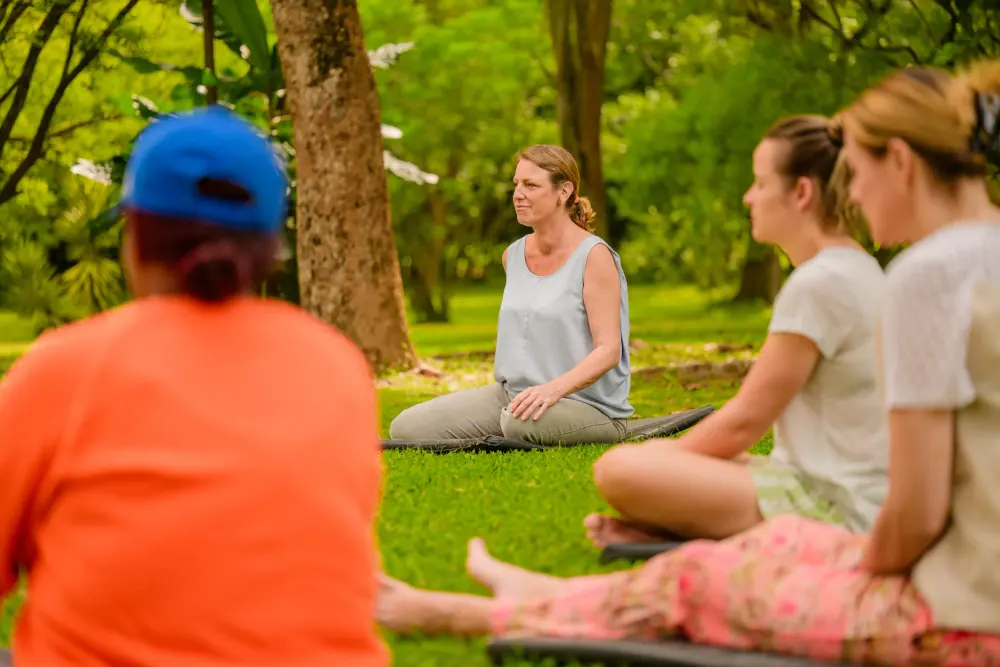 Yoga en beweging buiten op het gazon